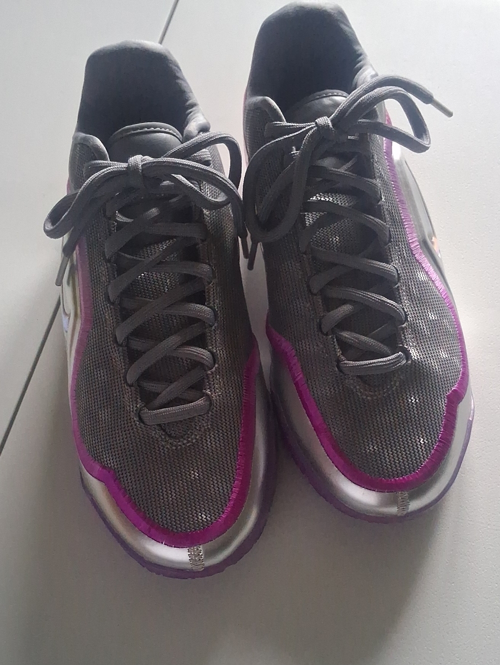 Nike Mens LEBRON JAMES Gray Athletic Sneakers with Purple Trim
